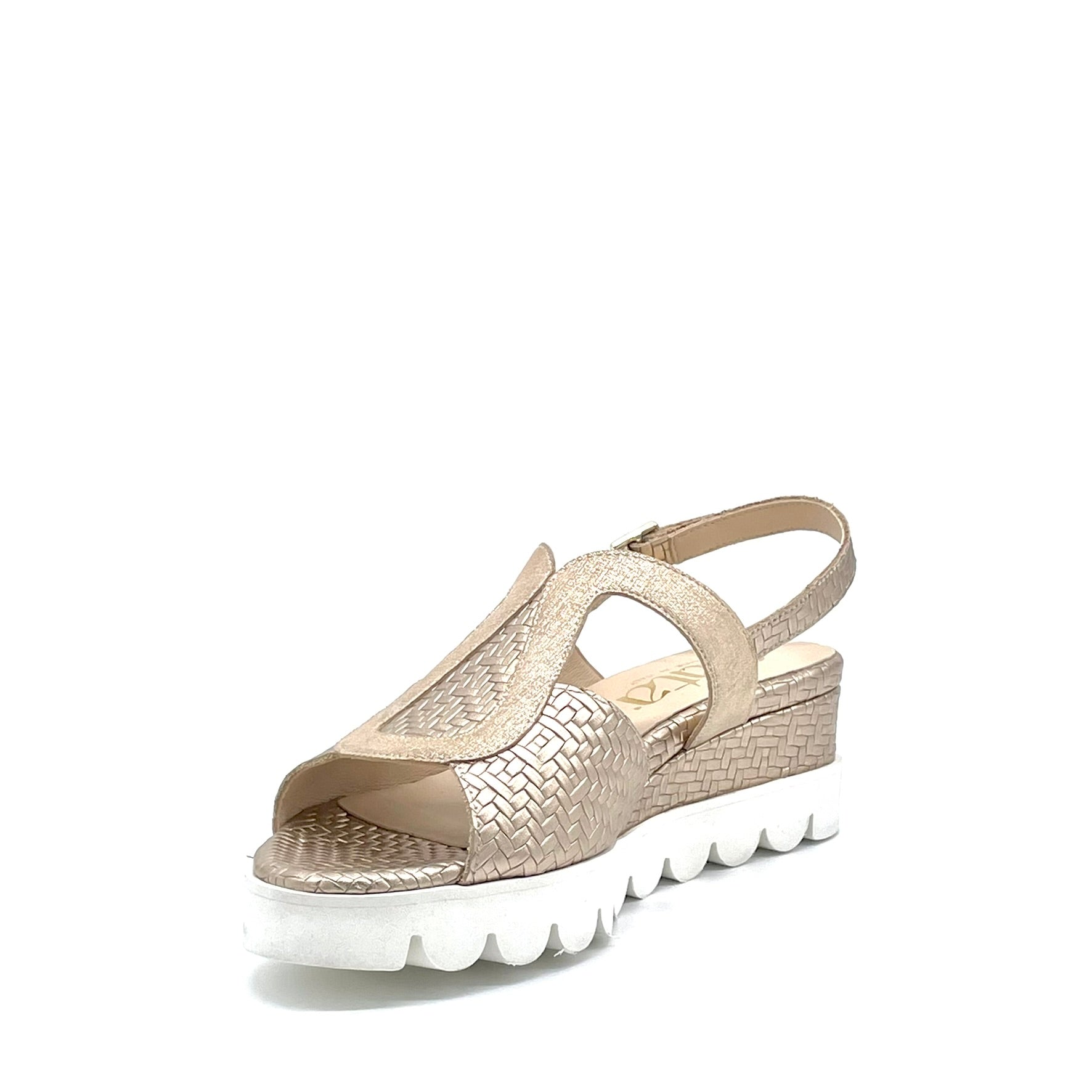 Sandalo in pelle color ostrica effetto intrecciato e camoscio laminato color champagne – Cod. 26203