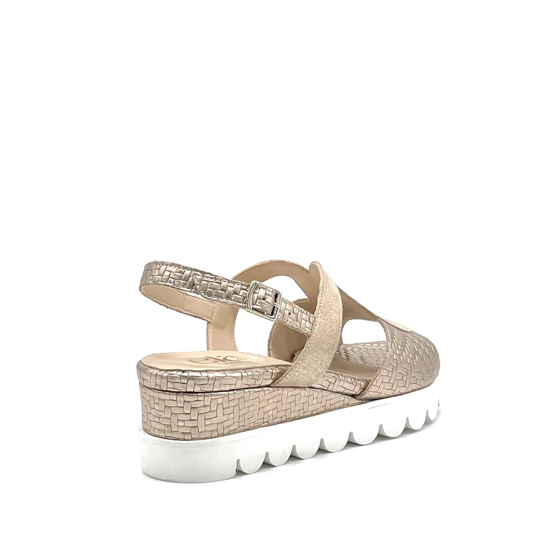 Sandalo in pelle color ostrica effetto intrecciato e camoscio laminato color champagne – Cod. 26203