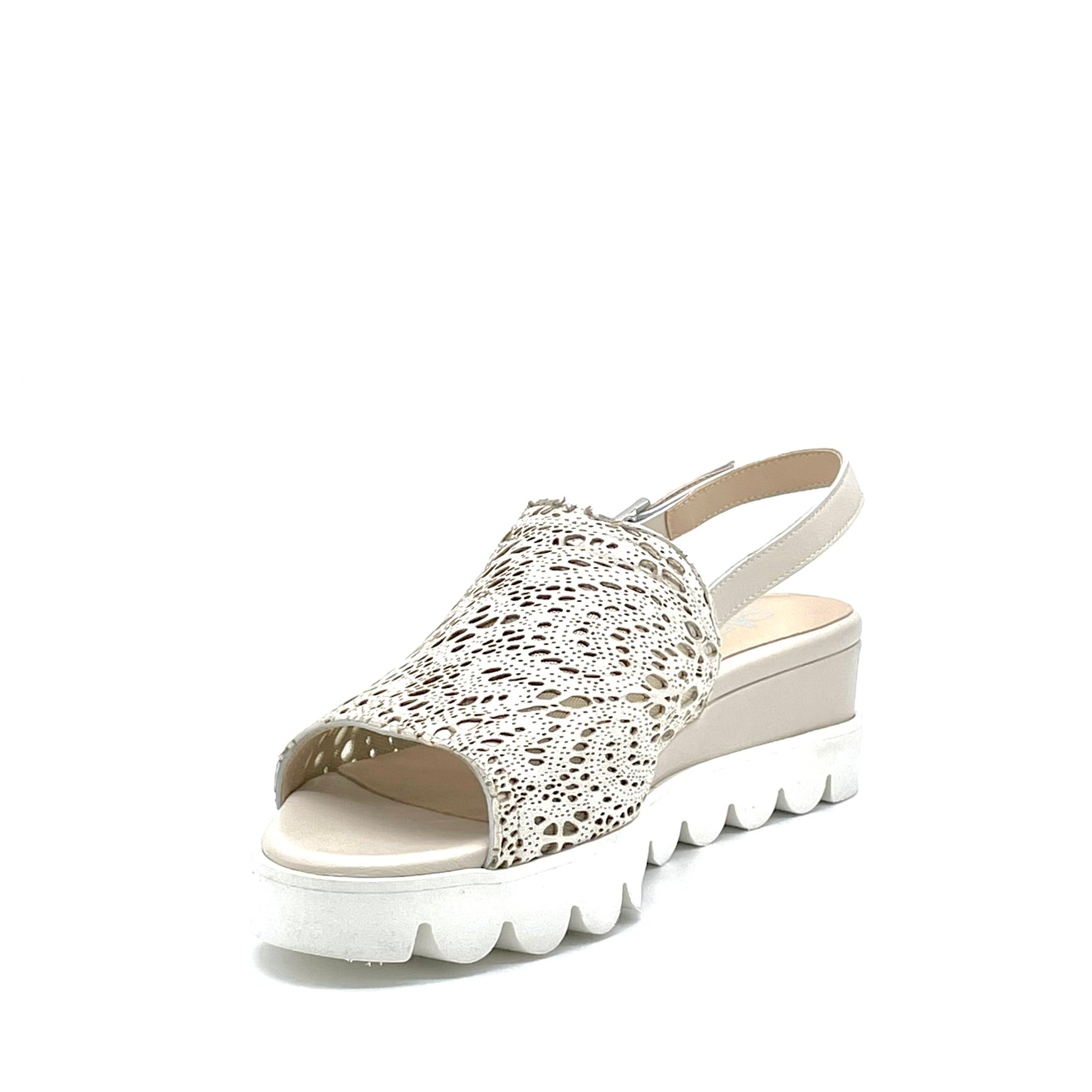 Sandalo in pelle bianca e pelle laserata bianca – Cod. 26204