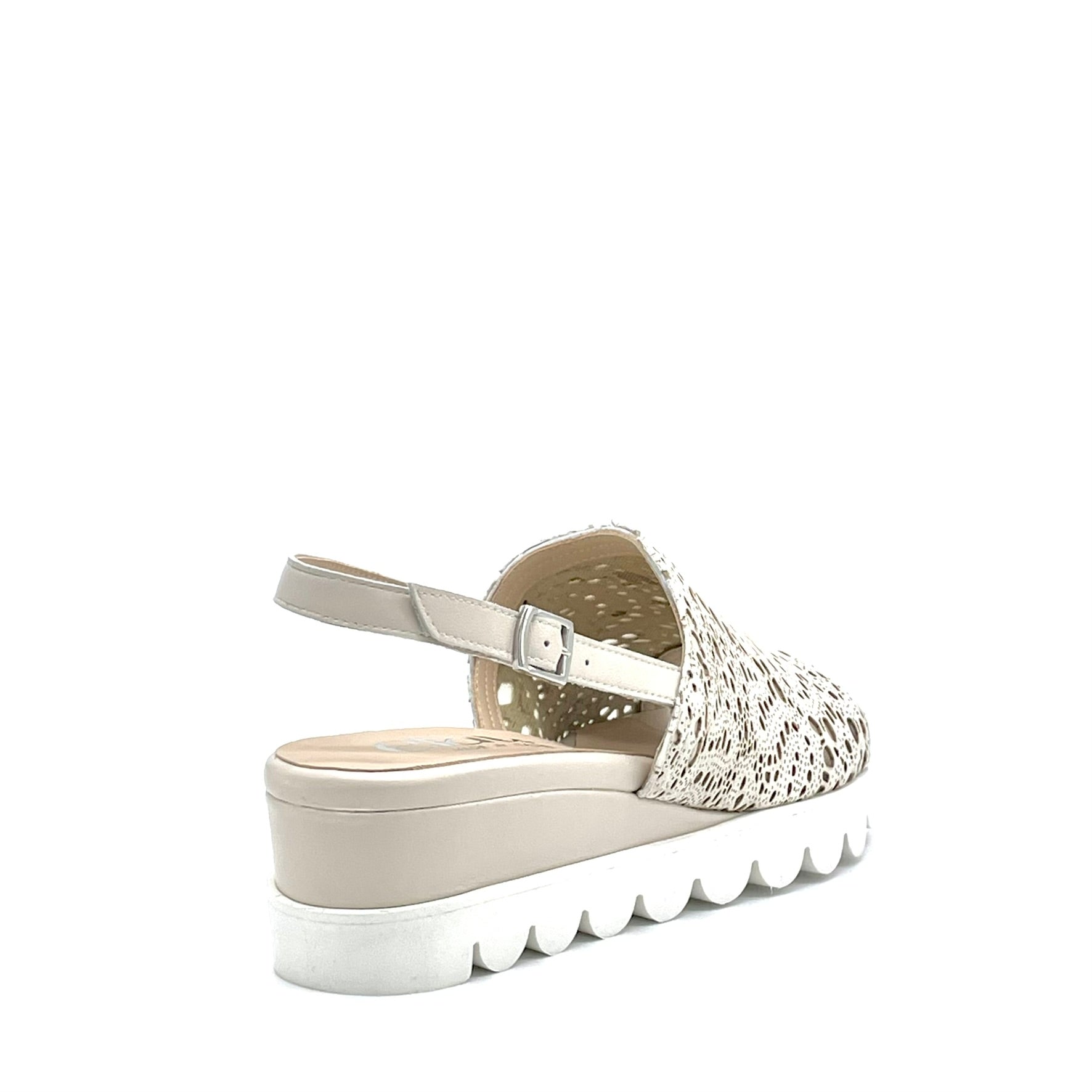 Sandalo in pelle bianca e pelle laserata bianca – Cod. 26204