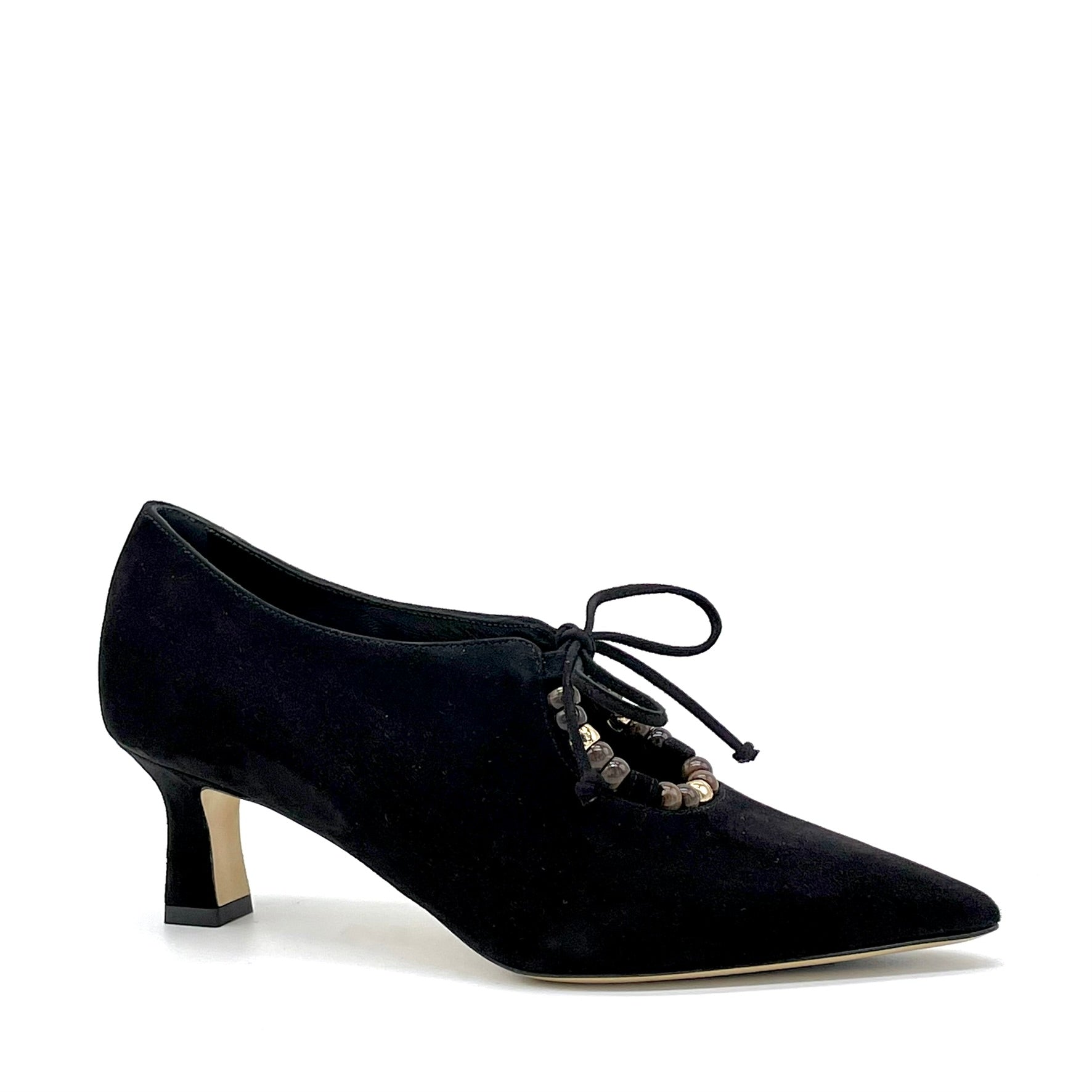 Scarpa accollata in camoscio nero e accessorio di perline – Cod. 56509