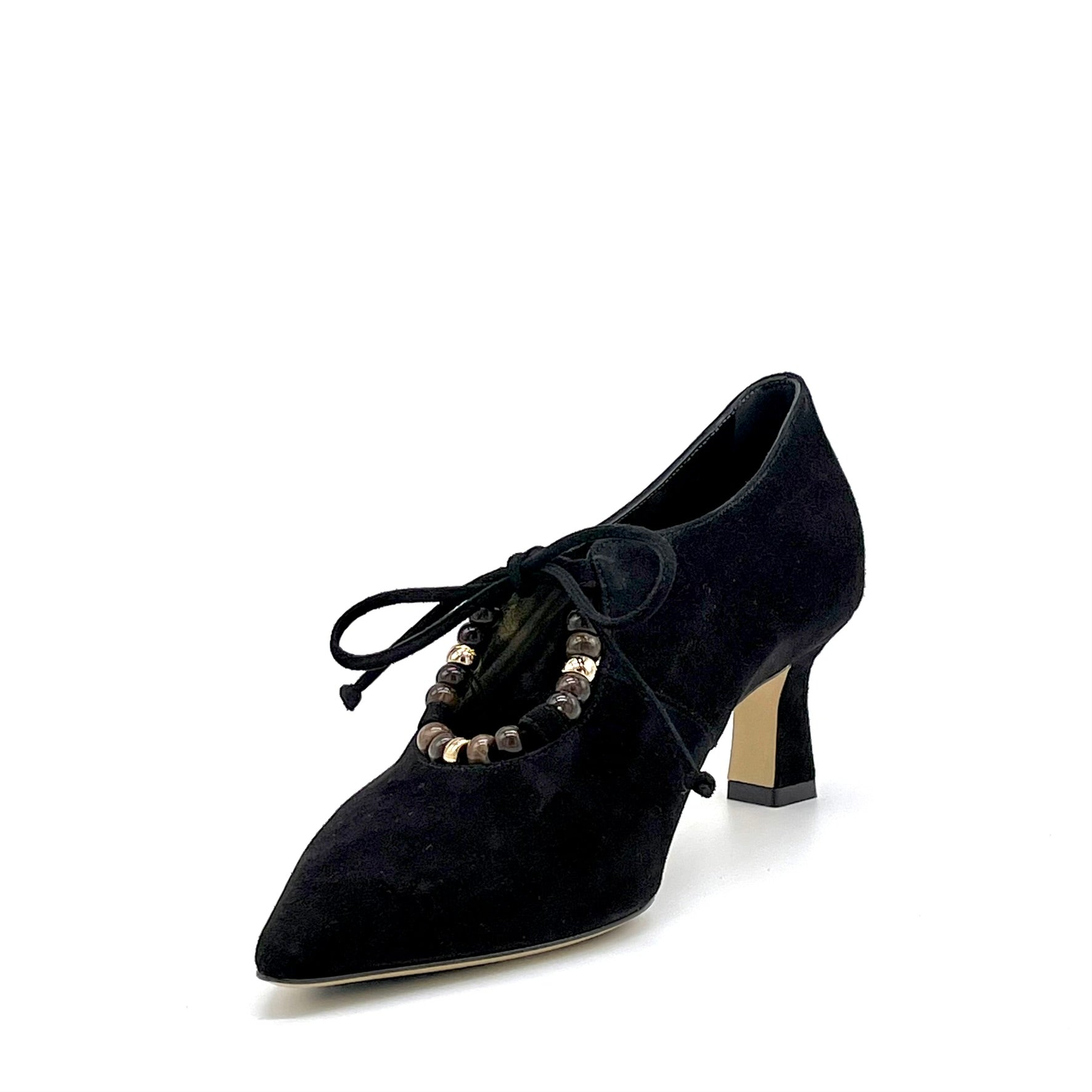 Scarpa accollata in camoscio nero e accessorio di perline – Cod. 56509