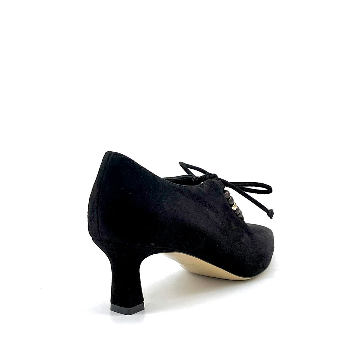 Scarpa accollata in camoscio nero e accessorio di perline – Cod. 56509