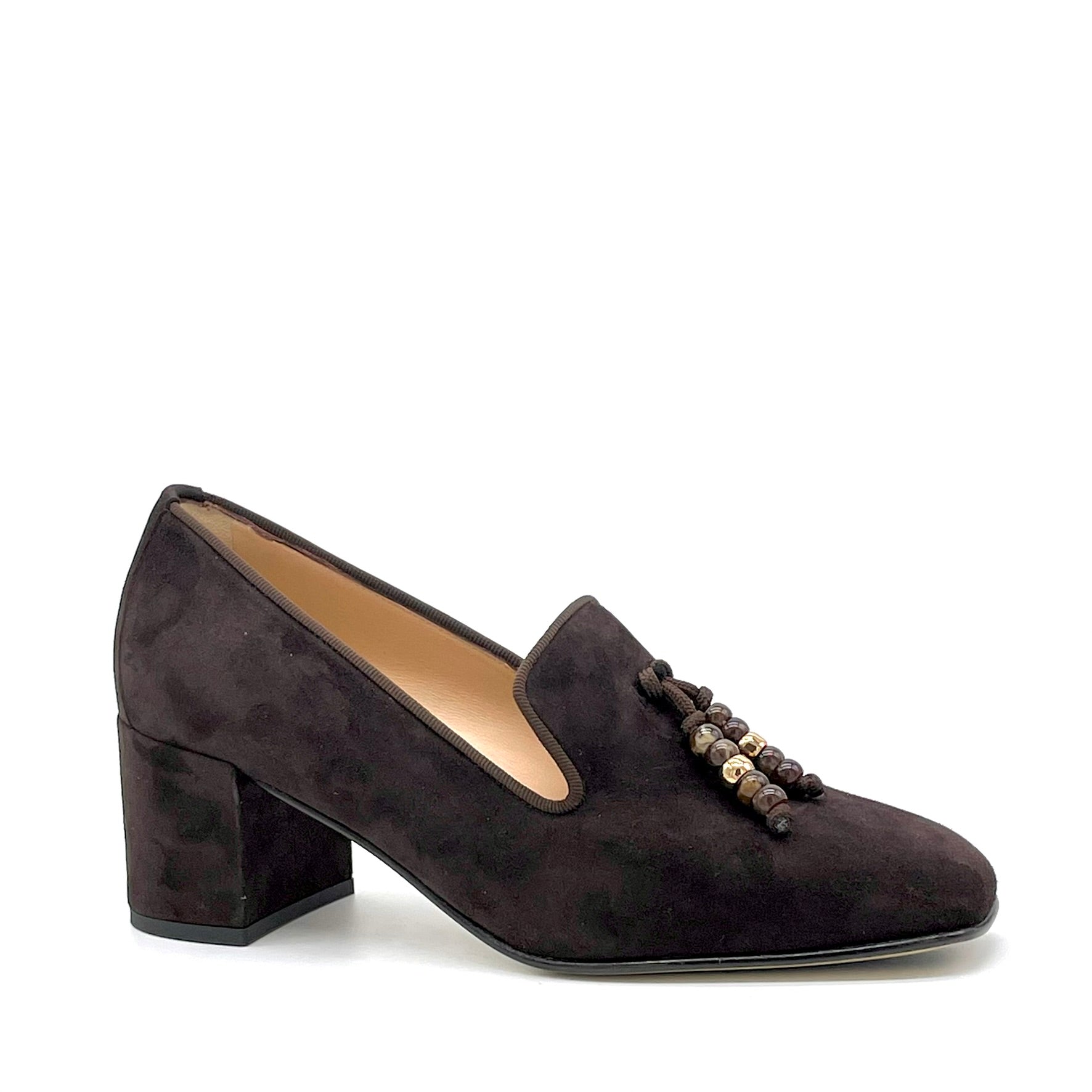 Mocassino in camoscio marrone e nastrino in gros grain e perline – Cod. 56526
