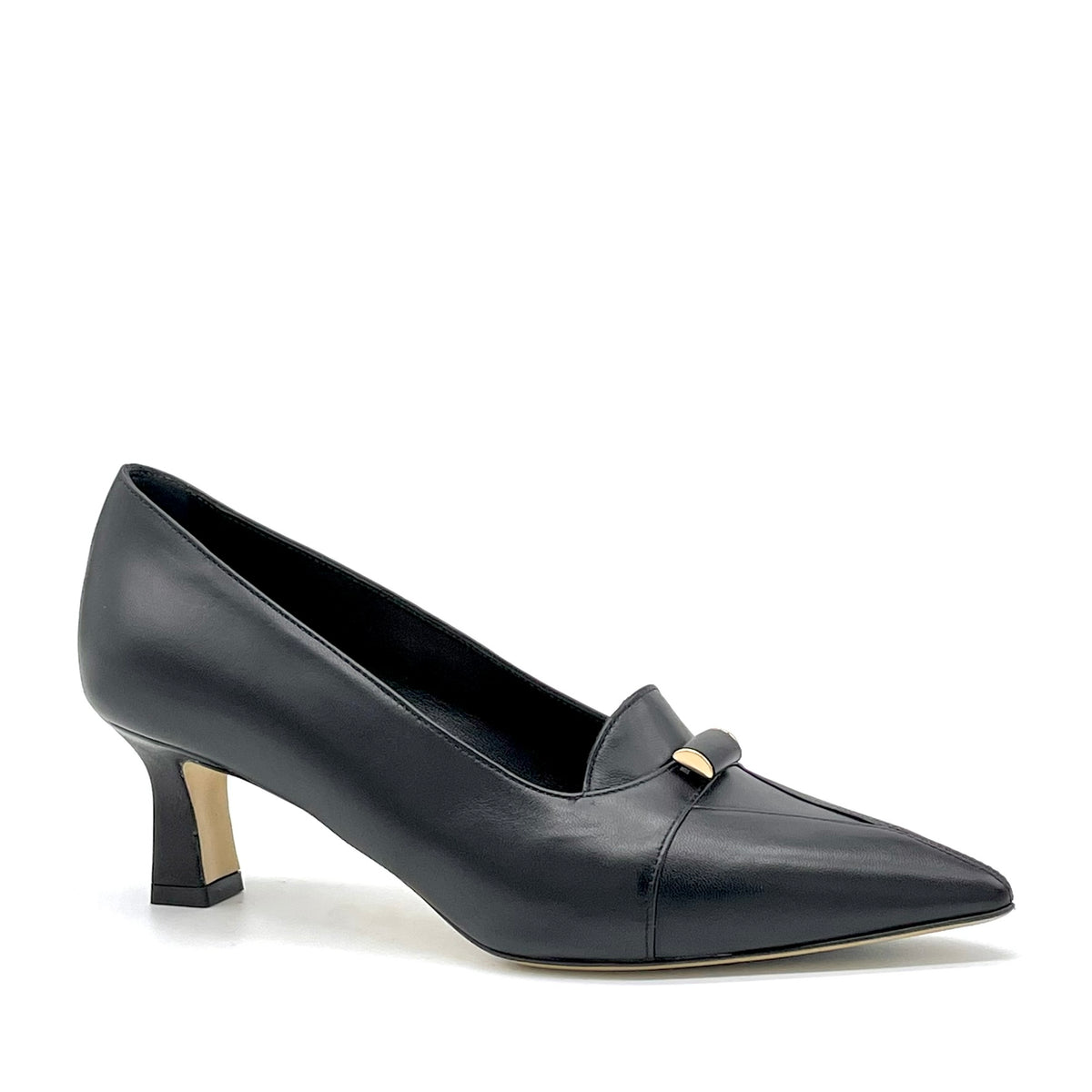 Décolleté in pelle nera e accessorio dorato – Cod.56510