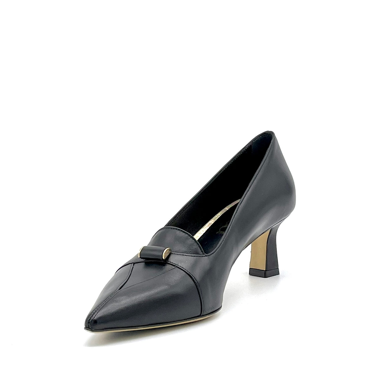 Décolleté in pelle nera e accessorio dorato – Cod.56510