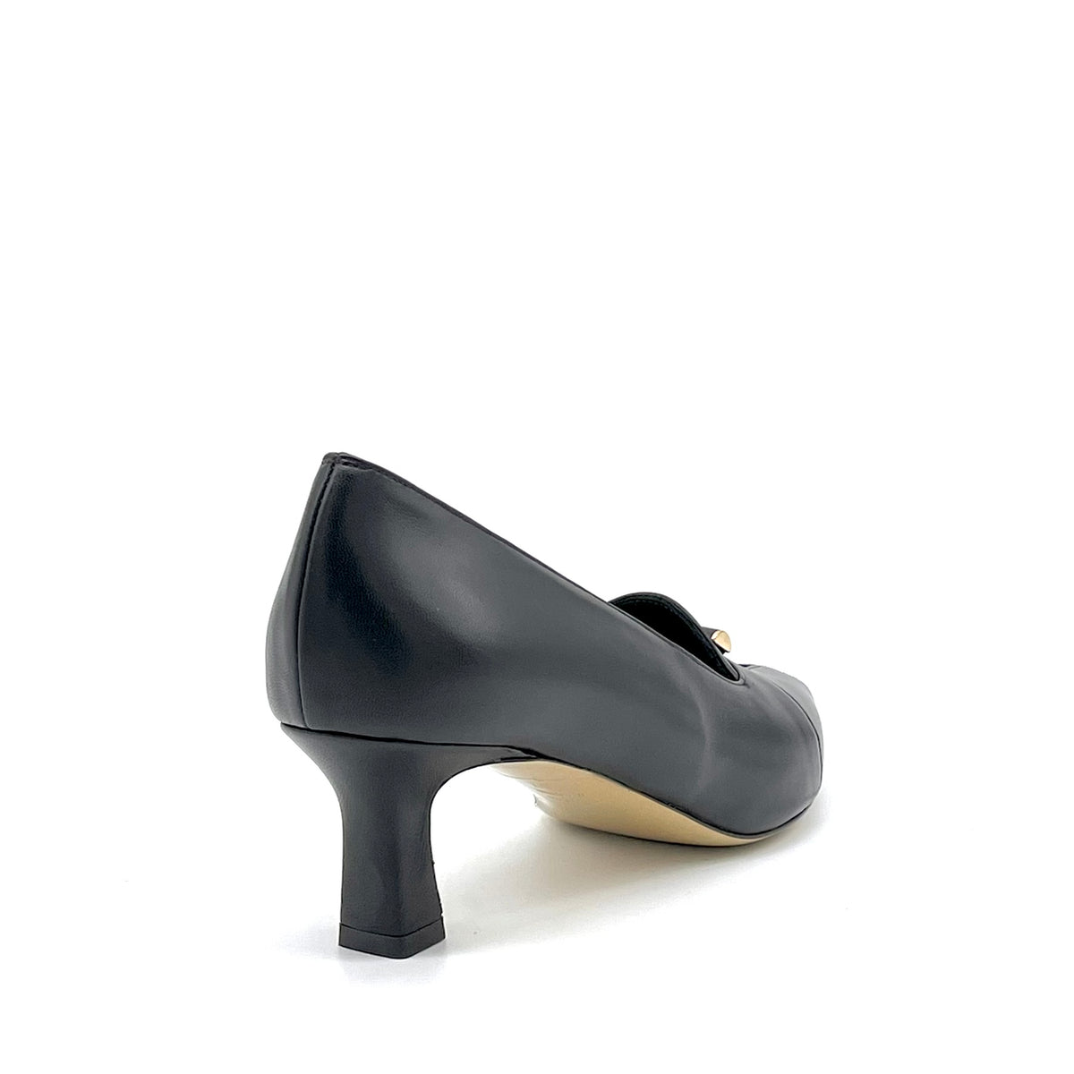 Black leather pump with gold accessory – Cod.56510