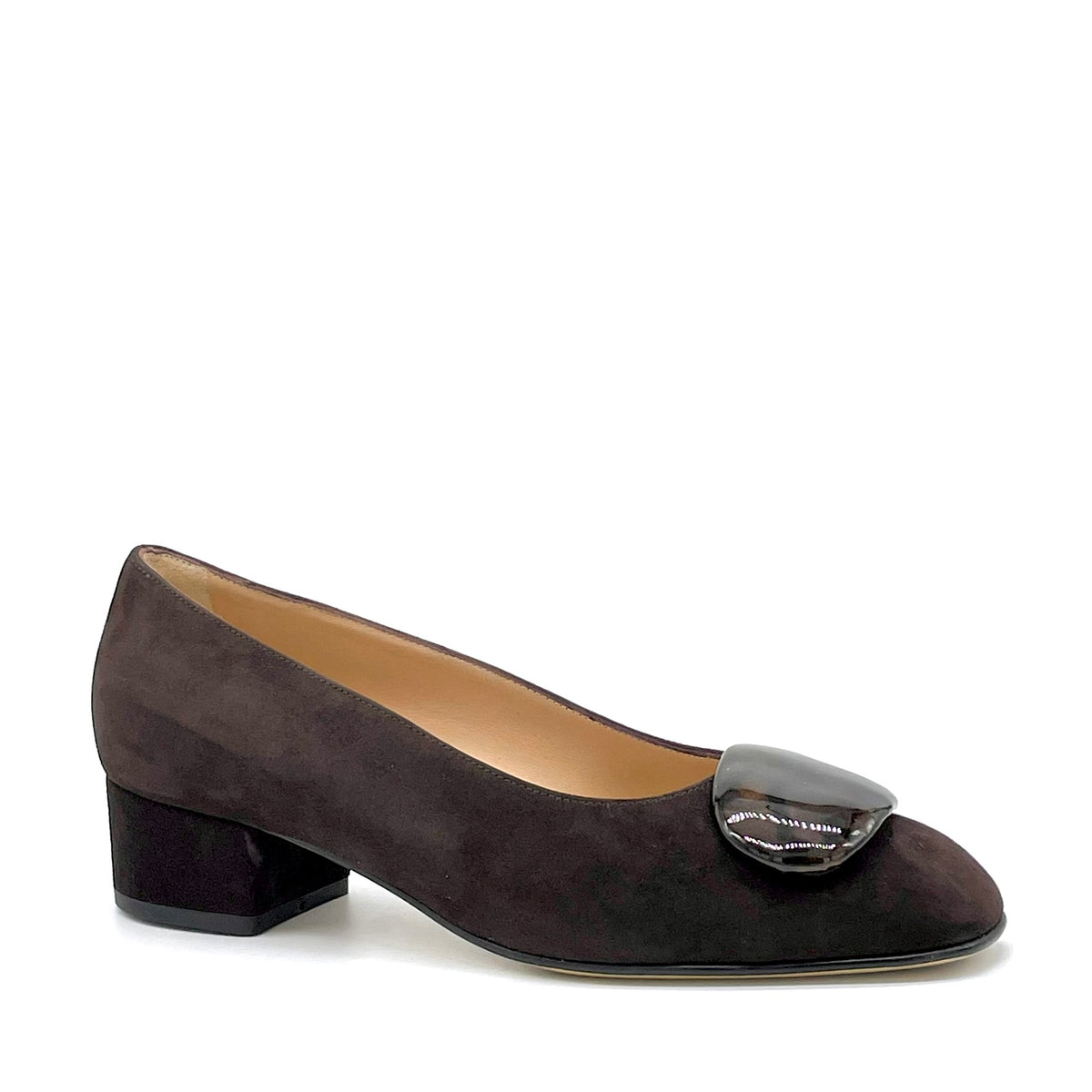Décolleté in camoscio marrone e accessorio in vernice effetto tartarugato – Cod. 56529