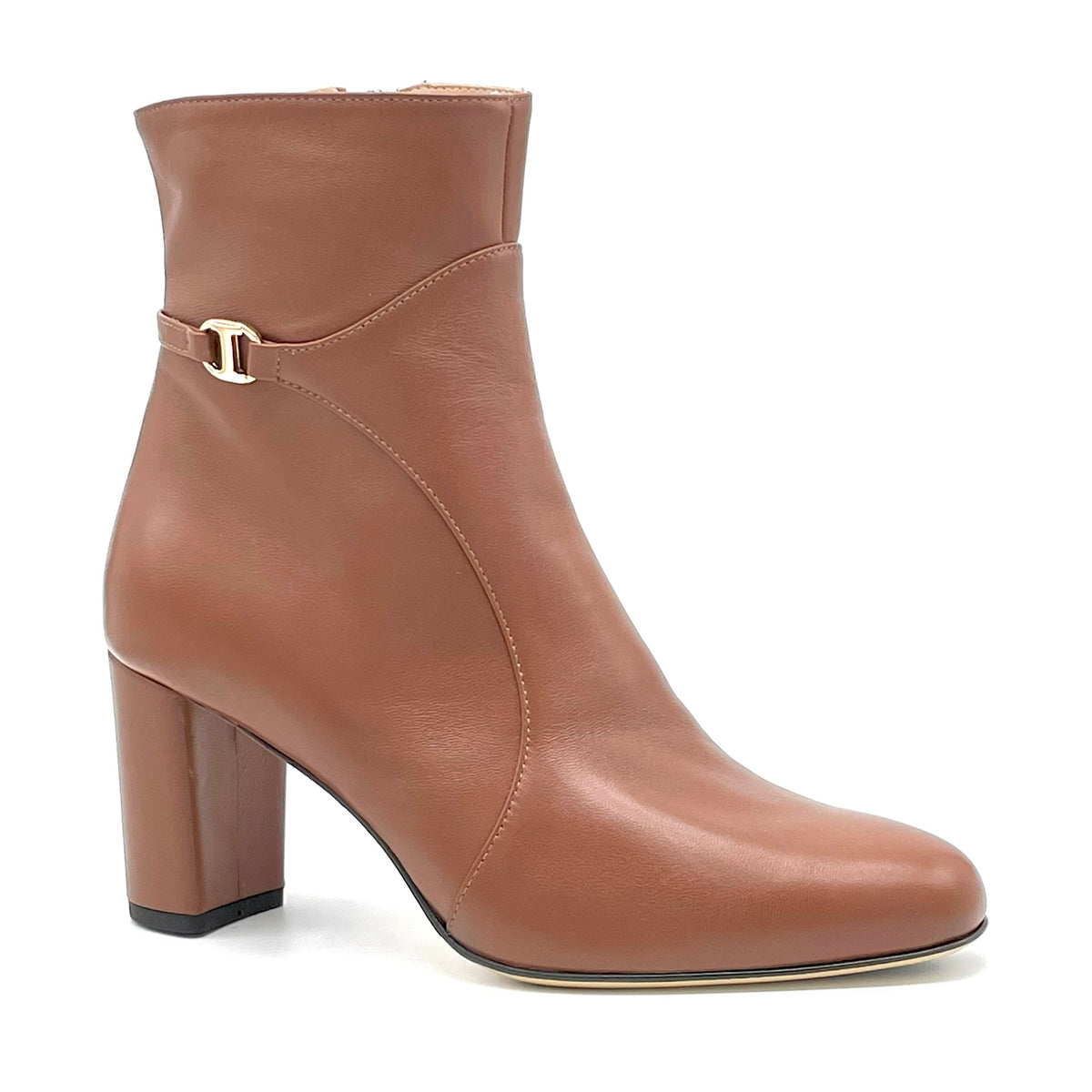 Stivaletto in pelle color cognac e accessorio dorato – Cod. 56537