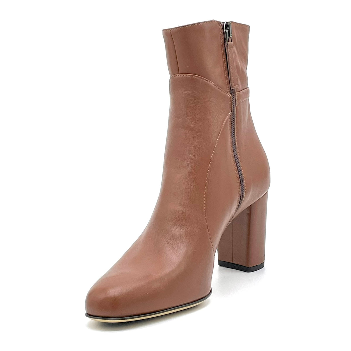 Stivaletto in pelle color cognac e accessorio dorato – Cod. 56537